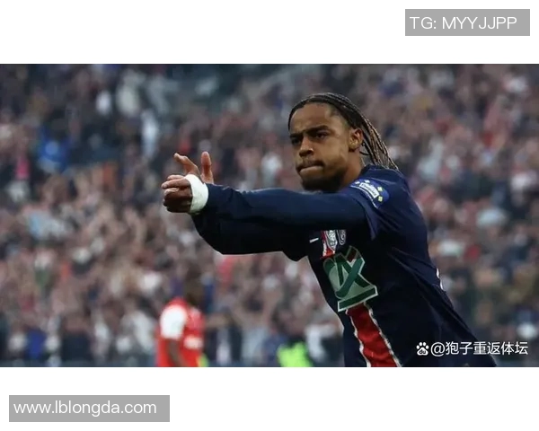 2000年欧洲杯冠军揭晓法国队再度捧杯成就辉煌历史